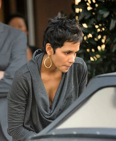 Halle Berry out for lunch in West Hollywood 29.12.2011_03.jpg