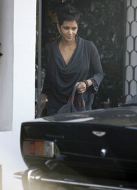 Halle Berry out for lunch in West Hollywood 29.12.2011_06.jpg