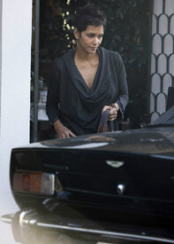 Halle Berry out for lunch in West Hollywood 29.12.2011_07.jpg
