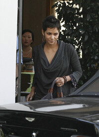Halle Berry out for lunch in West Hollywood 29.12.2011_08.jpg