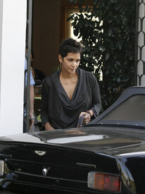 Halle Berry out for lunch in West Hollywood 29.12.2011_10.jpg