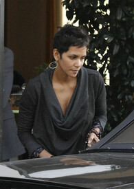 Halle Berry out for lunch in West Hollywood 29.12.2011_11.jpg