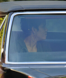 Halle Berry out for lunch in West Hollywood 29.12.2011_19.jpg