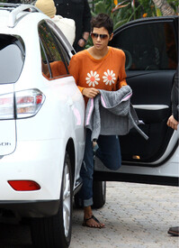 Halle Berry out in Los Angeles 30.12.2011_01.jpg