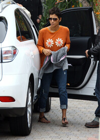 Halle Berry out in Los Angeles 30.12.2011_02.jpg