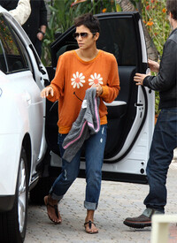 Halle Berry out in Los Angeles 30.12.2011_03.jpg