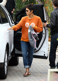 Halle Berry out in Los Angeles 30.12.2011_04.jpg