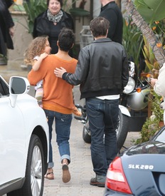 Halle Berry out in Los Angeles 30.12.2011_13.jpg