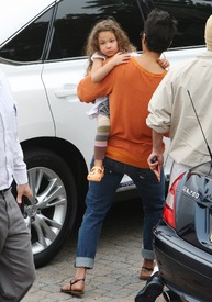 Halle Berry out in Los Angeles 30.12.2011_14.jpg