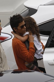 Halle Berry out in Los Angeles 30.12.2011_18.jpg