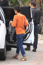 Halle Berry out in Los Angeles 30.12.2011_23.jpg