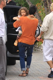 Halle Berry out in Los Angeles 30.12.2011_24.jpg