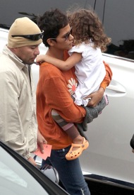 Halle Berry out in Los Angeles 30.12.2011_30.jpg