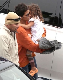 Halle Berry out in Los Angeles 30.12.2011_31.jpg