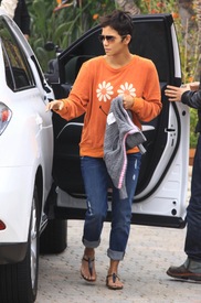 Halle Berry out in Los Angeles 30.12.2011_36.jpg