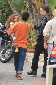 Halle Berry out in Los Angeles 30.12.2011_38.jpg
