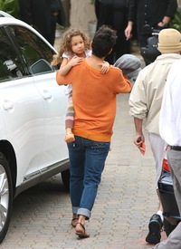 Halle Berry out in Los Angeles 30.12.2011_42.jpg