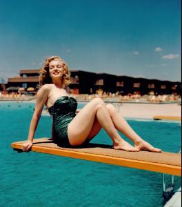 22941_MarilynMonroe_JonesBeachPool_Weegee_Jun_1949_02_122_116lo.jpg