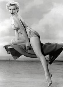 91008_MarilynMonroe_ClashByNightPhotoshoots_3_1952_06_122_95lo.jpg