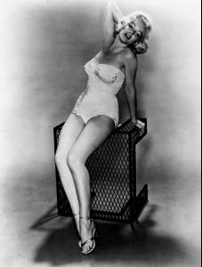 90796_MarilynMonroe_ClashByNightPhotoshoots_1_1952_02_122_408lo.jpg