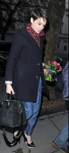 2012-12-05 arriving at her hotel in London .jpg