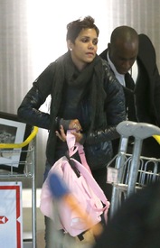 Halle Berry arrives for christmas in France at CDG airport in Paris 22.12.2012_17.jpg