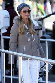 1129081104826_10_ParisHilton122815_11.jpg