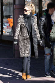 Gigi-Hadid-Out-in-Aspen--05.jpg