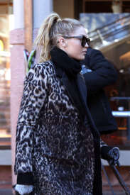 Gigi-Hadid-Out-in-Aspen--06.jpg