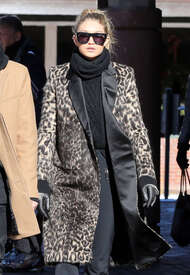 Gigi-Hadid-Out-in-Aspen--21.jpg