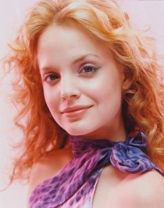 001-women-mena-suvari-isabel-snyder-red-www.starwiki.org.jpg