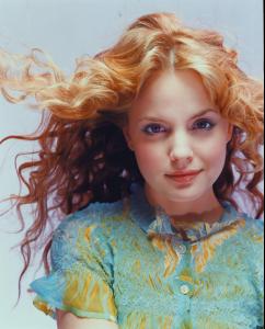 004-women-mena-suvari-isabel-snyder-red-www.starwiki.org.jpg