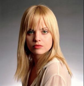 004-women-mena-suvari-portrait-www.huy.com.ua.jpg
