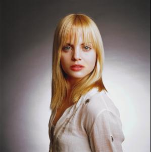 007-women-mena-suvari-portrait-www.huy.com.ua.jpg