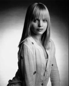 008-women-mena-suvari-portrait-www.huy.com.ua.jpg
