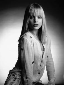 009-women-mena-suvari-portrait-www.huy.com.ua.jpg