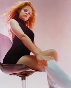 mena_suvari_sexy_dress (3).jpg