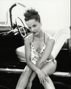 Mena-Suvari-retro bikini310377_600_600 (4).jpg