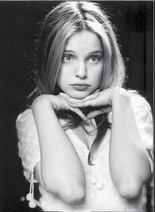 kinopoisk.ru-Mena-Suvari-23498.jpg