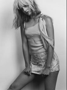 kinopoisk.ru-Mena-Suvari-429579.thumb.jp