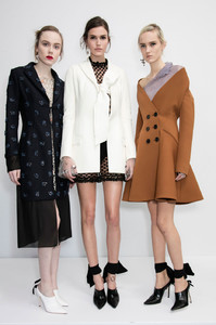 dior_van6.thumb.jpg.4fe34baa277ee678b885