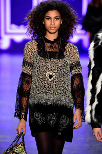 56c5ad61e616f_AnnaSuiRunwayFall2016NewYo