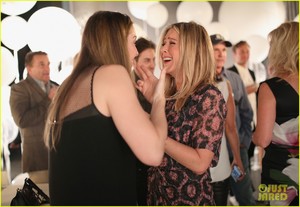 jennifer-aniston-courteney-cox-smart-wat