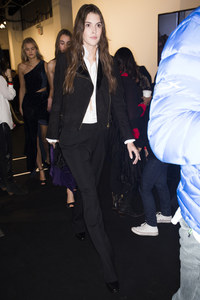 lauren_van4.thumb.jpg.fd2068d566a88eef6c