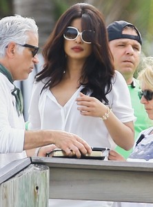 56ff9210877ca_PriyankaChopraStarsPerform