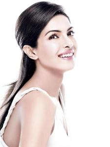 56ffc3ed9717f_Priyankapondawhiteglwo.pre