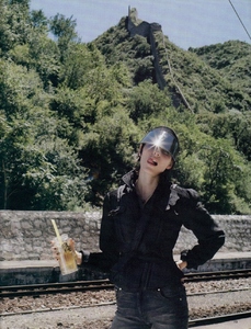 24 uk_vogue_jan_2005_39.jpg