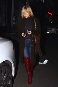 kate-hudson-out-for-dinner-at-carlitos-gardel-restaurant-in-west-hollywood-03-31-2016_5.jpg