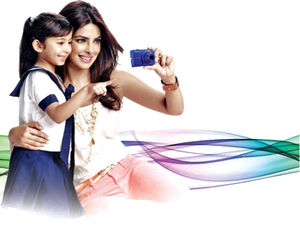 priyanka-chopra-nikon-cameras_1366473299