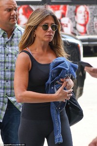 35865F1600000578-3653117-Yet_again_Jennifer_Aniston_was_spotted_heading_to_the_gym_in_NYC-a-68_1466544453489 (1).jpg